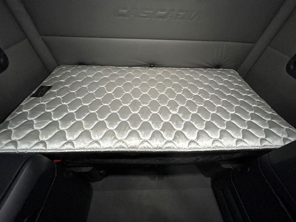 Sleeper Tractor-Heavy Duty Tractors-Freightliner-2021-T12664ST-Kennesaw-GA-571,800\n\t\tmiles-$ 62,750 - Image 17