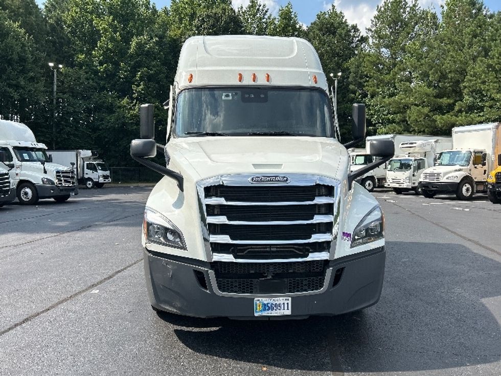 2021 Freightliner Cascadia 126" Sleeper Cab photo 2