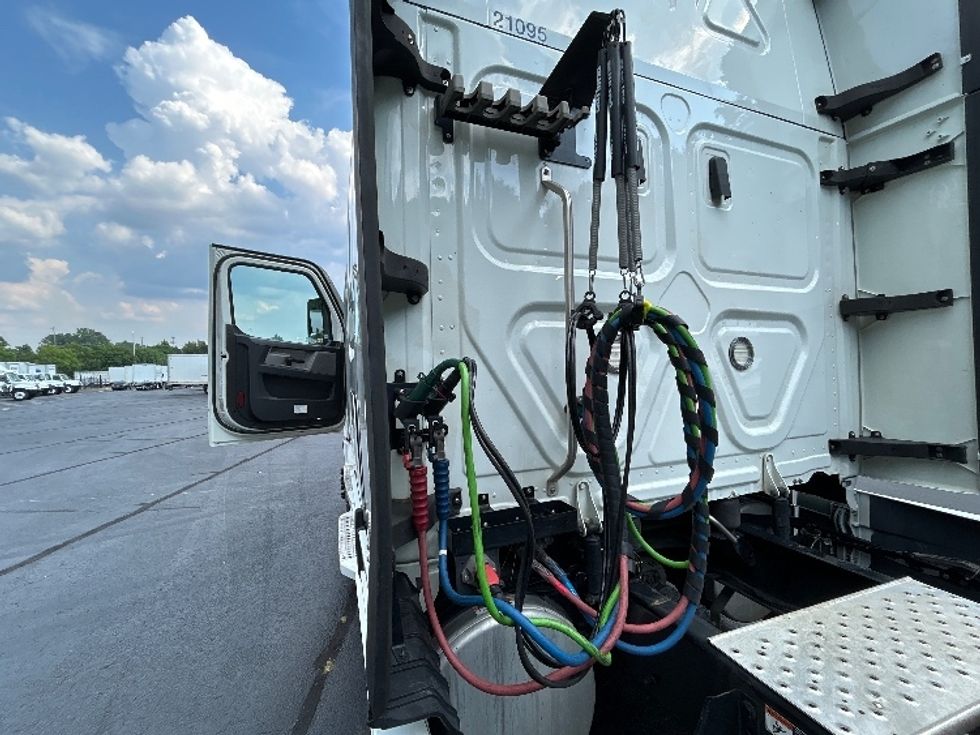 Sleeper Tractor-Heavy Duty Tractors-Freightliner-2021-T12664ST-Kennesaw-GA-571,800\n\t\tmiles-$ 62,750 - Image 23