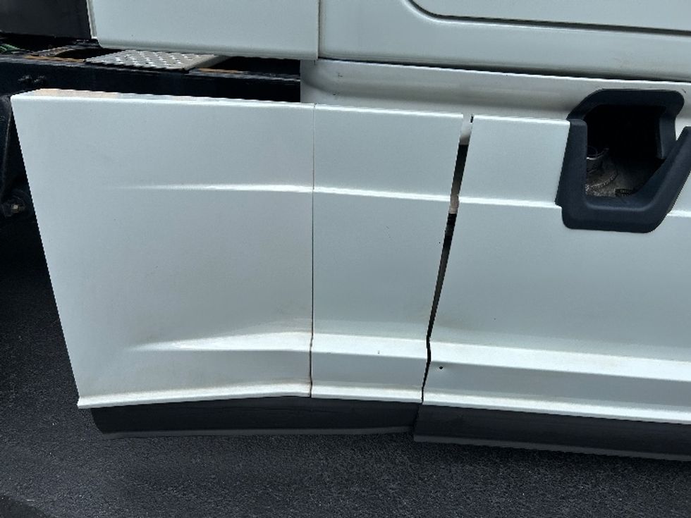 Sleeper Tractor-Heavy Duty Tractors-Freightliner-2021-T12664ST-Kennesaw-GA-571,800\n\t\tmiles-$ 62,750 - Image 25