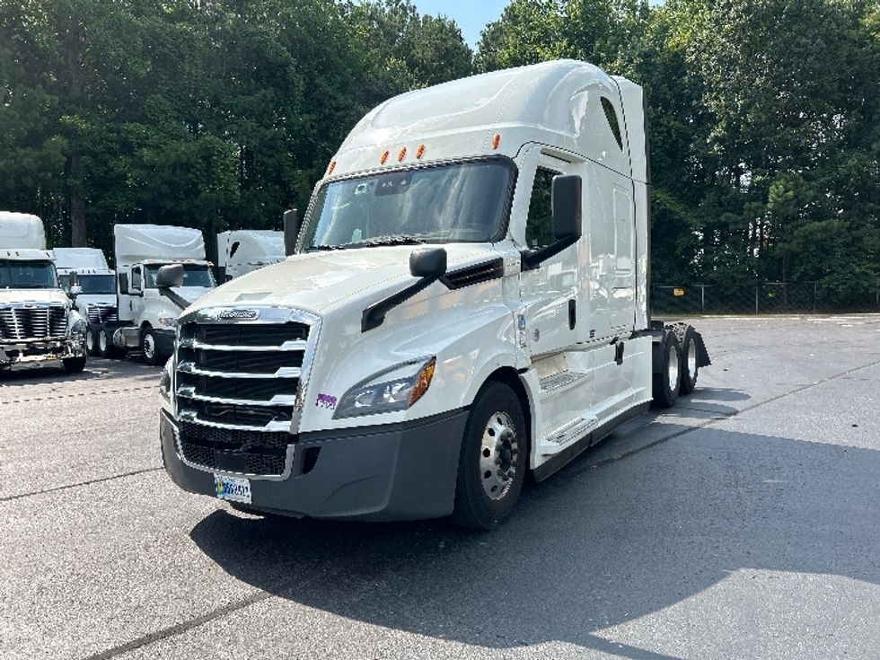 2021 Freightliner Cascadia 126" Sleeper Cab photo 3