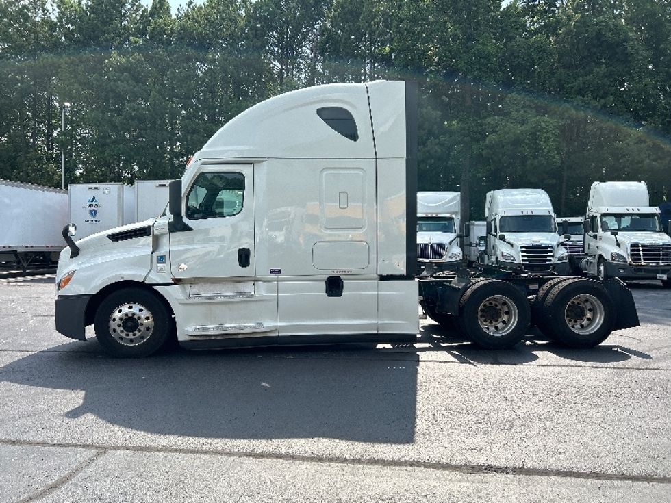 2021 Freightliner Cascadia 126" Sleeper Cab photo 4