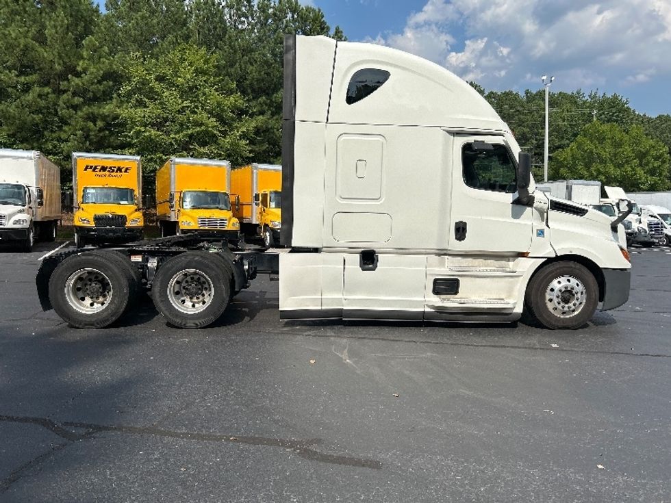 Sleeper Tractor-Heavy Duty Tractors-Freightliner-2021-T12664ST-Kennesaw-GA-571,800\n\t\tmiles-$ 62,750 - Image 8