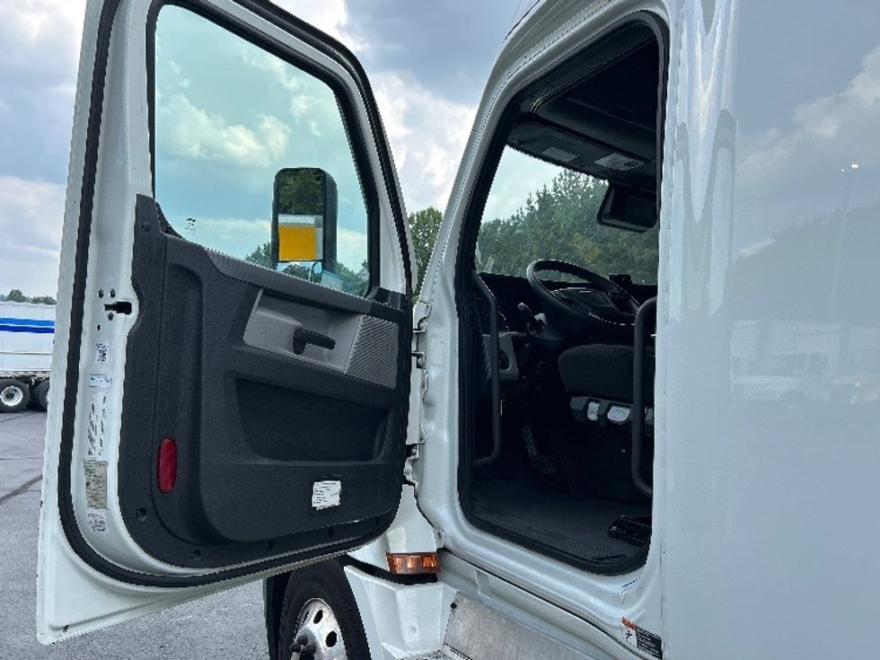 Sleeper Tractor-Heavy Duty Tractors-Freightliner-2021-T12664ST-Kennesaw-GA-571,800\n\t\tmiles-$ 62,750 - Image 9