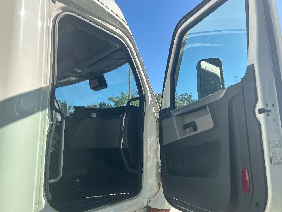 Sleeper Tractor-Heavy Duty Tractors-Freightliner-2021-T12664ST-King Of Prussia-PA-556,793\n\t\tmiles-$ 58,250 - Image 13