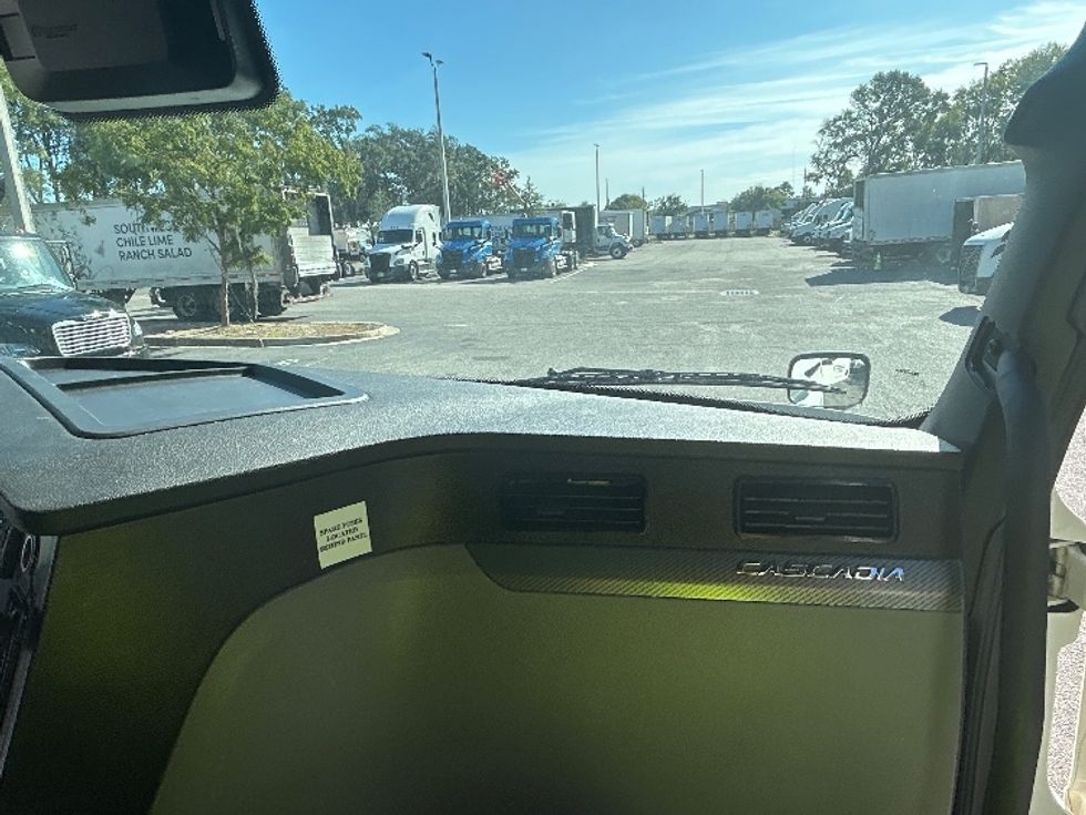 Sleeper Tractor-Heavy Duty Tractors-Freightliner-2021-T12664ST-King Of Prussia-PA-556,793\n\t\tmiles-$ 58,250 - Image 14