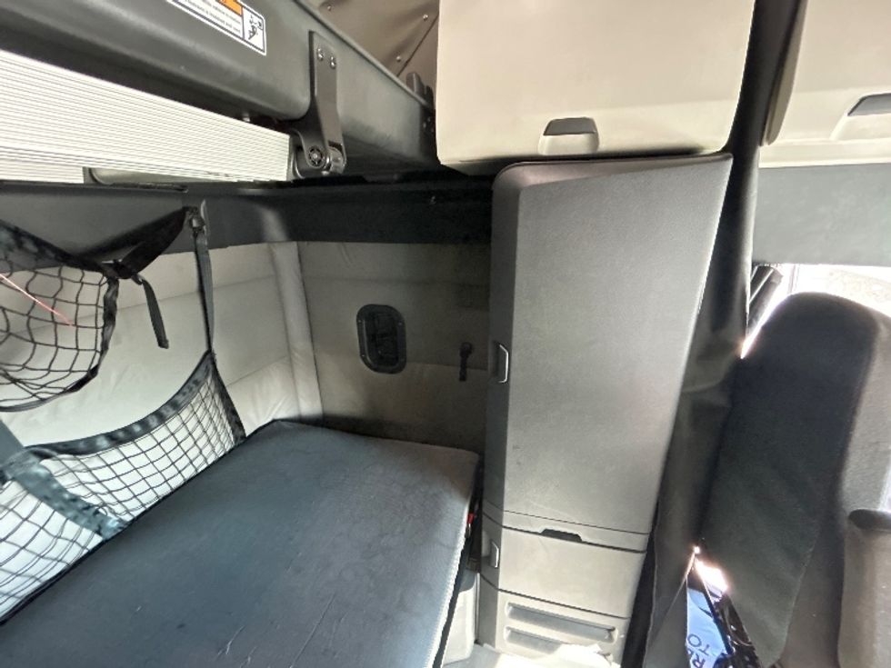 Sleeper Tractor-Heavy Duty Tractors-Freightliner-2021-T12664ST-King Of Prussia-PA-556,793\n\t\tmiles-$ 58,250 - Image 18