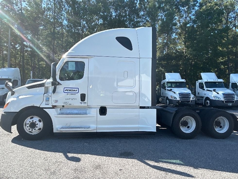 Sleeper Tractor-Heavy Duty Tractors-Freightliner-2021-T12664ST-King Of Prussia-PA-556,793\n\t\tmiles-$ 58,250 - Image 4