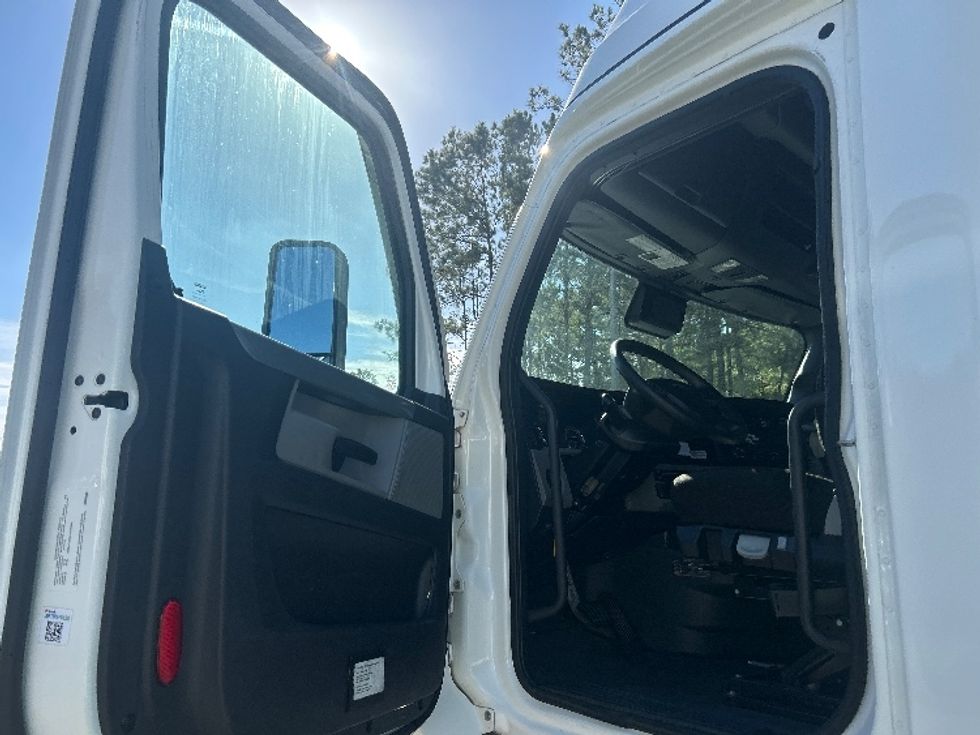 Sleeper Tractor-Heavy Duty Tractors-Freightliner-2021-T12664ST-King Of Prussia-PA-556,793\n\t\tmiles-$ 58,250 - Image 9