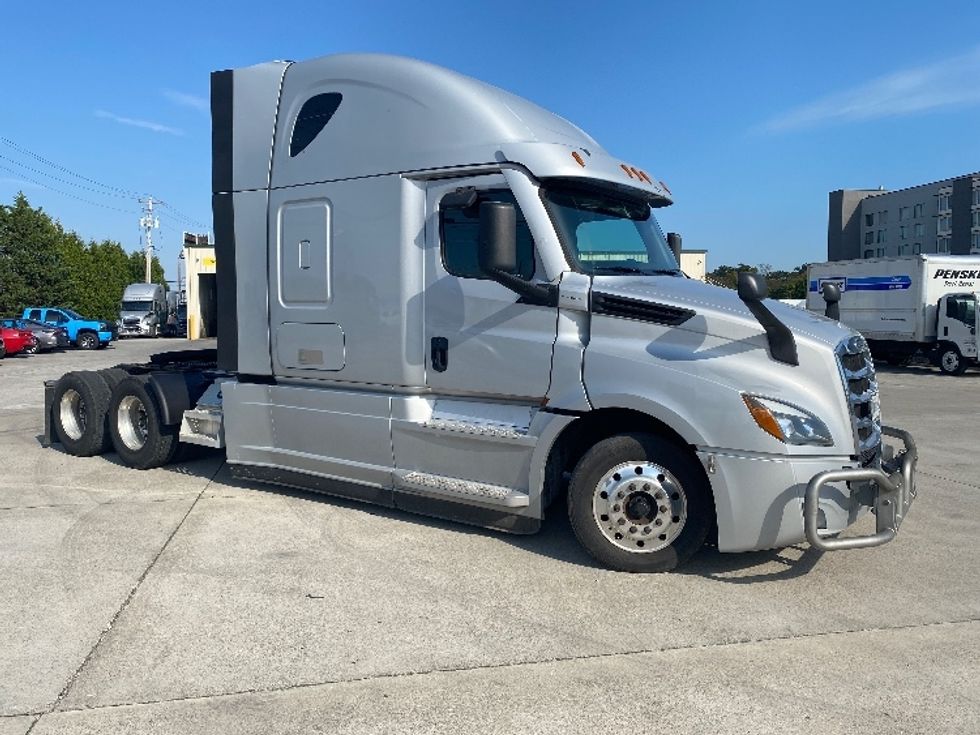Sleeper Tractor-Heavy Duty Tractors-Freightliner-2021-T12664ST-Knoxville-TN-300,208\n\t\tmiles-$ 90,000 - Image 1