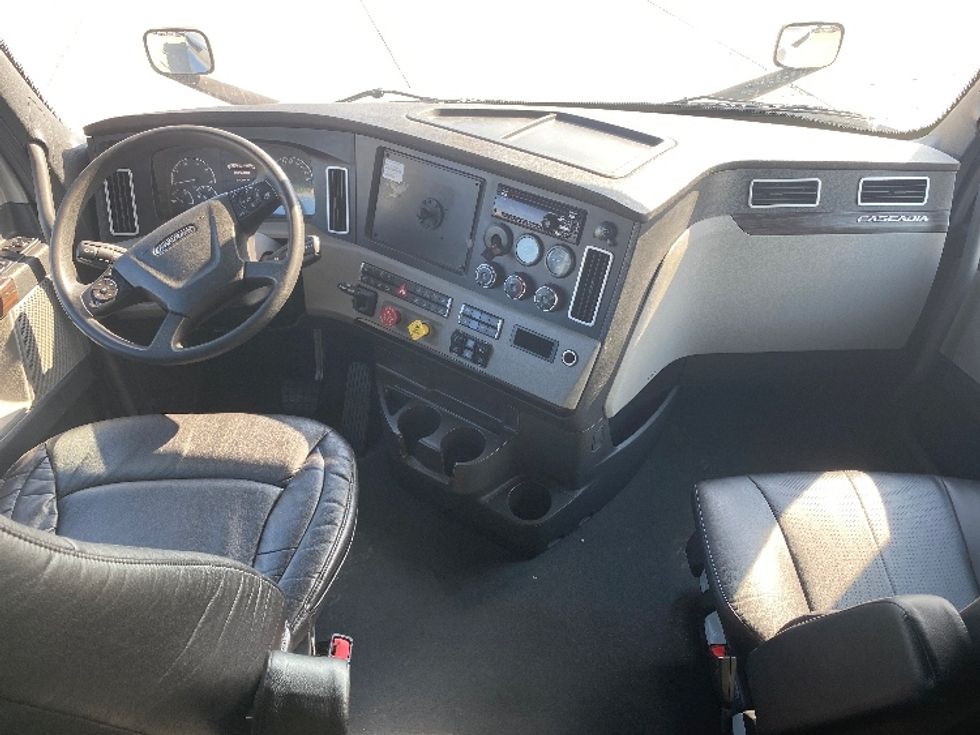 Sleeper Tractor-Heavy Duty Tractors-Freightliner-2021-T12664ST-Knoxville-TN-300,208\n\t\tmiles-$ 90,000 - Image 12