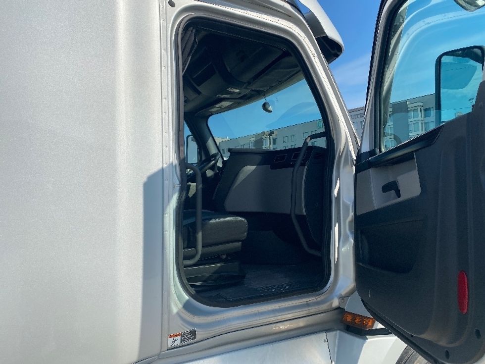 Sleeper Tractor-Heavy Duty Tractors-Freightliner-2021-T12664ST-Knoxville-TN-300,208\n\t\tmiles-$ 90,000 - Image 13
