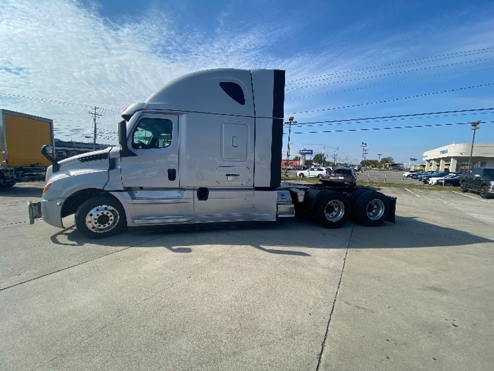 Sleeper Tractor-Heavy Duty Tractors-Freightliner-2021-T12664ST-Knoxville-TN-300,208\n\t\tmiles-$ 90,000 - Image 4