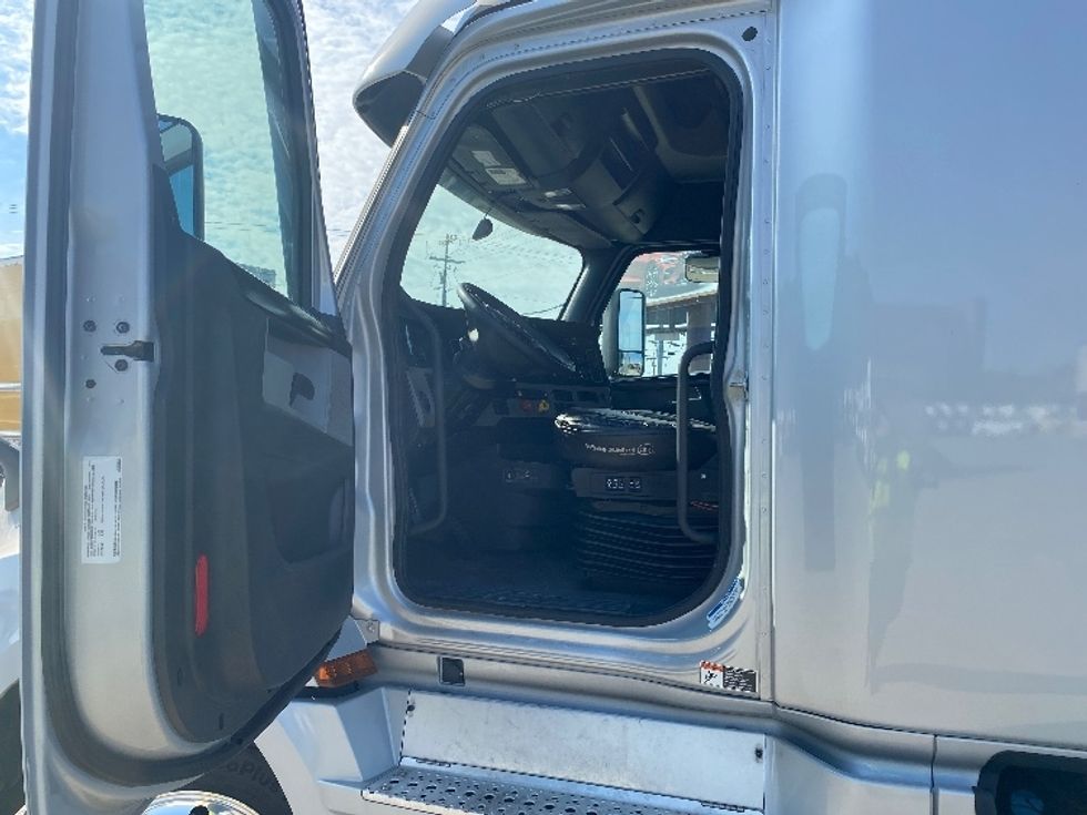 Sleeper Tractor-Heavy Duty Tractors-Freightliner-2021-T12664ST-Knoxville-TN-300,208\n\t\tmiles-$ 90,000 - Image 9