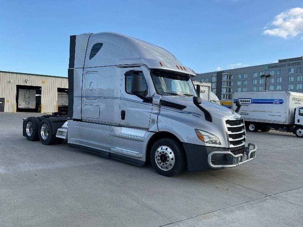 Sleeper Tractor-Heavy Duty Tractors-Freightliner-2021-T12664ST-Knoxville-TN-314,500\n\t\tmiles-$ 89,000 - Image 1