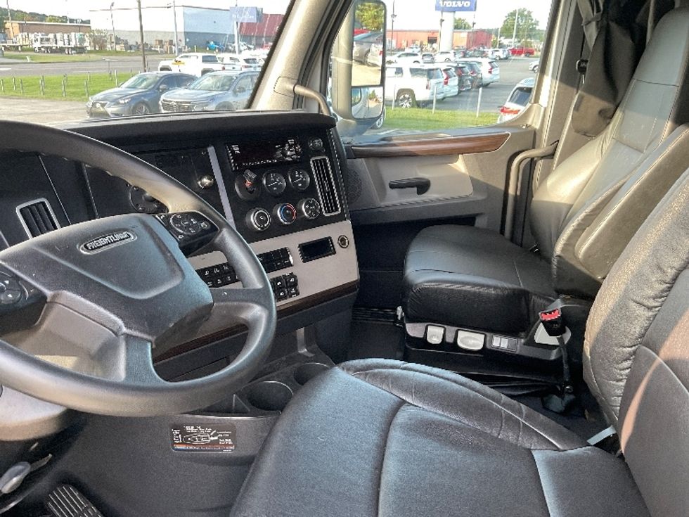 Sleeper Tractor-Heavy Duty Tractors-Freightliner-2021-T12664ST-Knoxville-TN-314,500\n\t\tmiles-$ 89,000 - Image 10