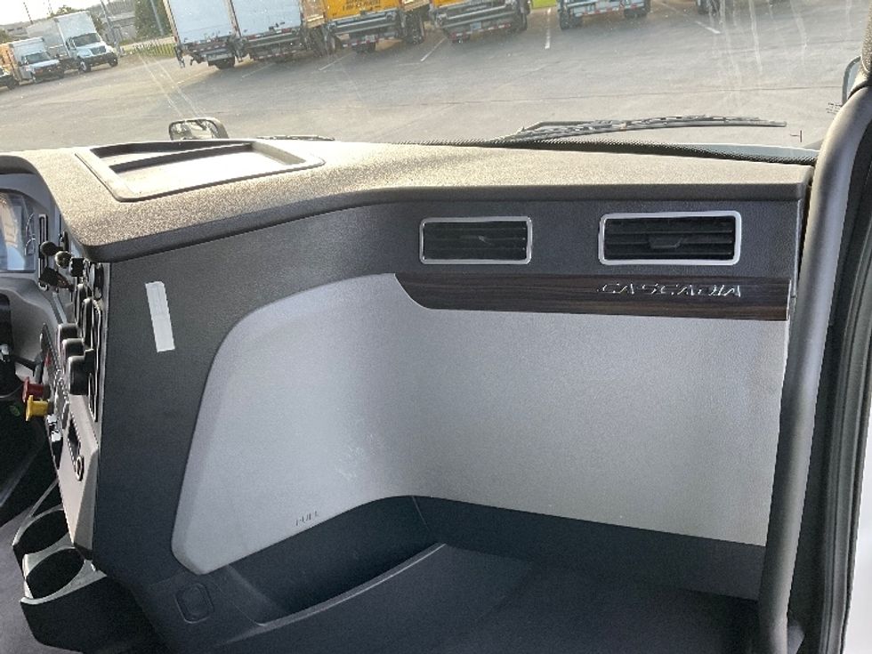 Sleeper Tractor-Heavy Duty Tractors-Freightliner-2021-T12664ST-Knoxville-TN-314,500\n\t\tmiles-$ 89,000 - Image 14