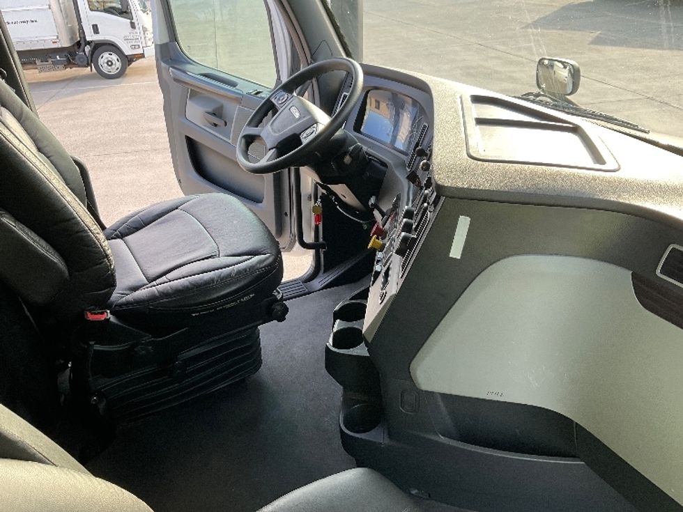 Sleeper Tractor-Heavy Duty Tractors-Freightliner-2021-T12664ST-Knoxville-TN-314,500\n\t\tmiles-$ 89,000 - Image 15