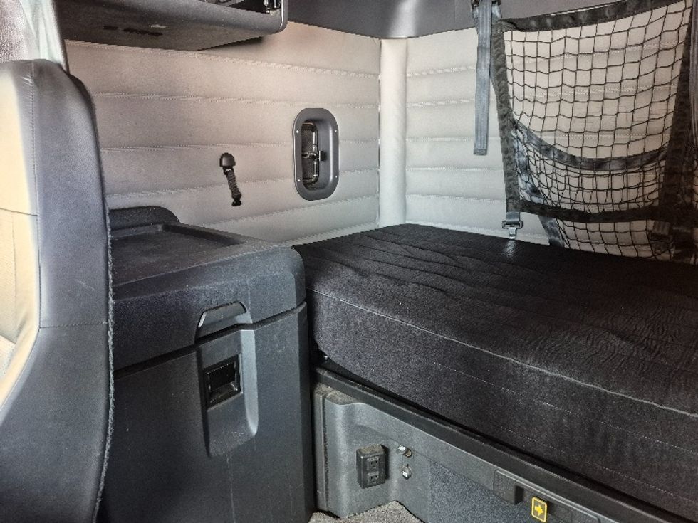 Sleeper Tractor-Heavy Duty Tractors-Freightliner-2021-T12664ST-Knoxville-TN-314,500\n\t\tmiles-$ 89,000 - Image 18