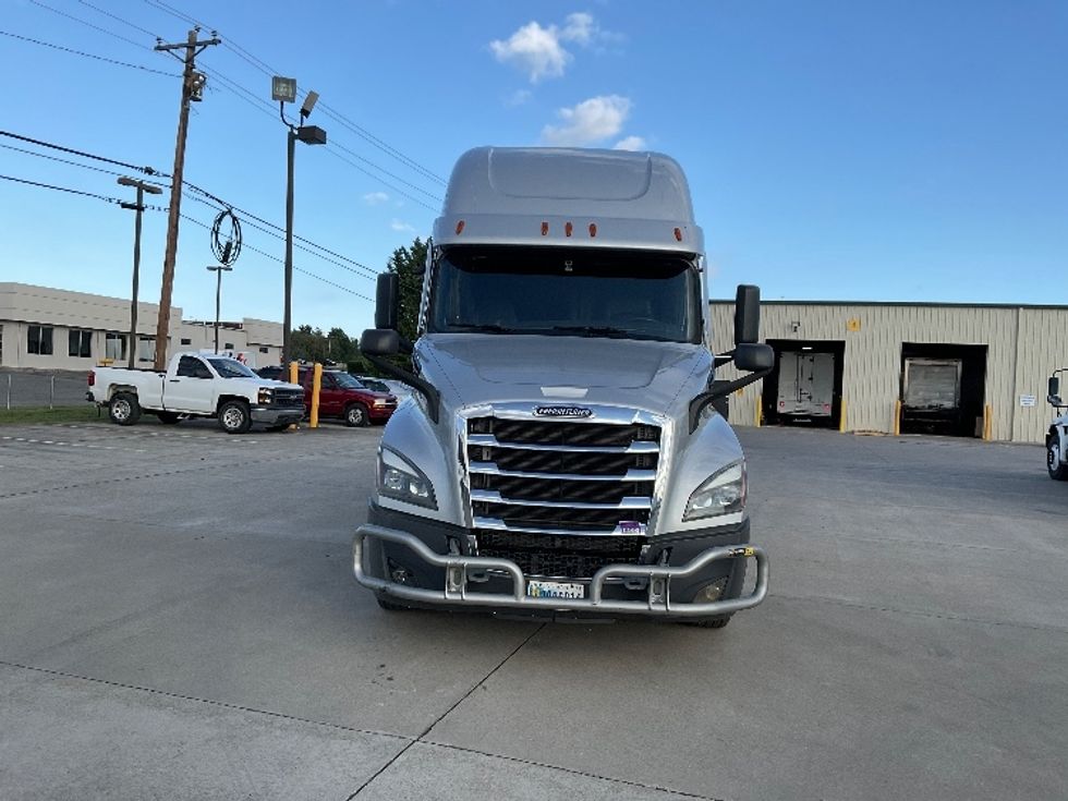 Sleeper Tractor-Heavy Duty Tractors-Freightliner-2021-T12664ST-Knoxville-TN-314,500\n\t\tmiles-$ 89,000 - Image 2