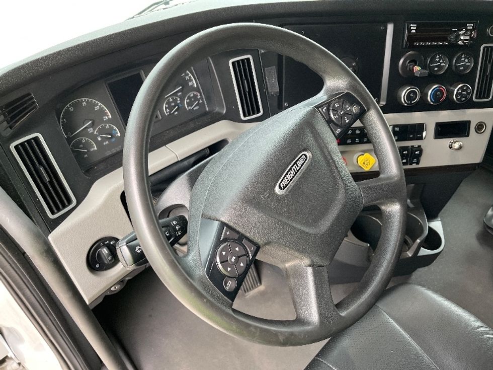 Sleeper Tractor-Heavy Duty Tractors-Freightliner-2021-T12664ST-Knoxville-TN-367,412\n\t\tmiles-$ 85,750 - Image 11