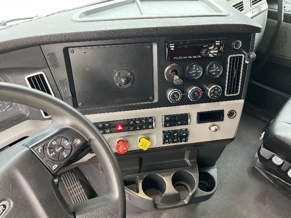 Sleeper Tractor-Heavy Duty Tractors-Freightliner-2021-T12664ST-Knoxville-TN-367,412\n\t\tmiles-$ 85,750 - Image 12