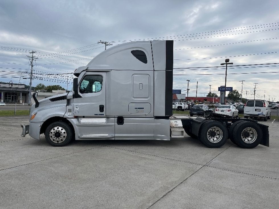 Sleeper Tractor-Heavy Duty Tractors-Freightliner-2021-T12664ST-Knoxville-TN-367,412\n\t\tmiles-$ 85,750 - Image 4