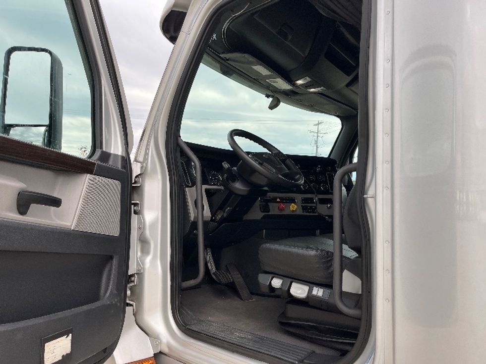 Sleeper Tractor-Heavy Duty Tractors-Freightliner-2021-T12664ST-Knoxville-TN-367,412\n\t\tmiles-$ 85,750 - Image 9