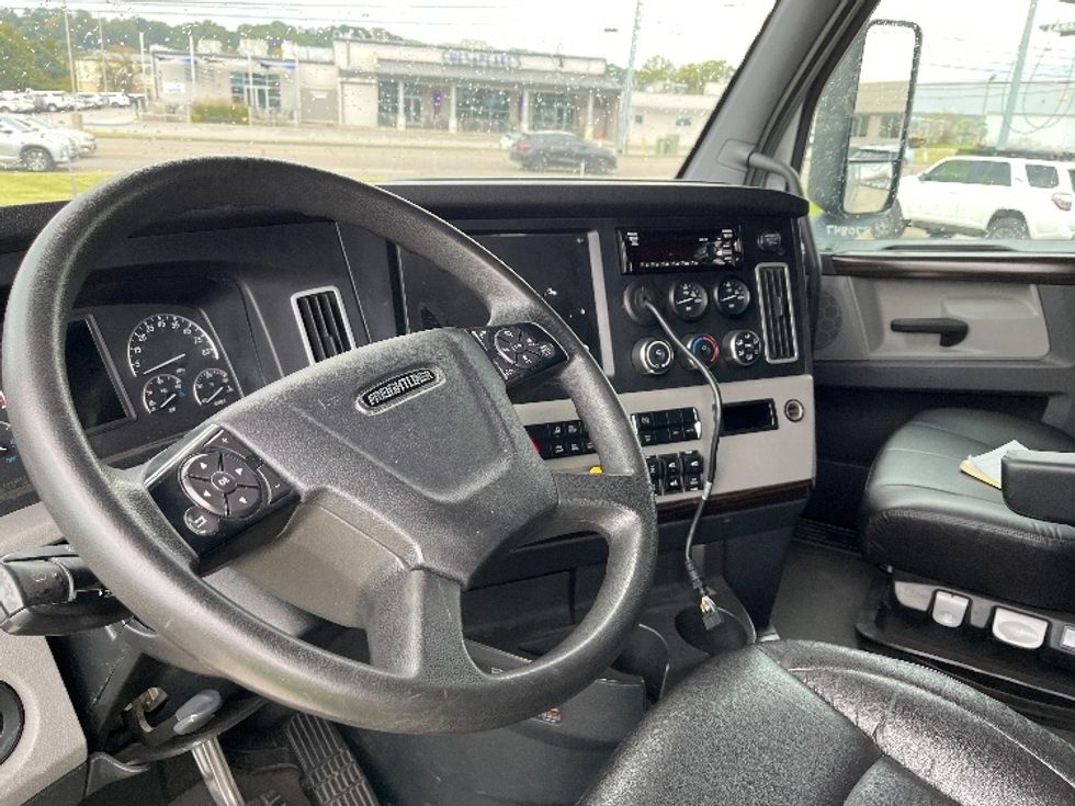 Sleeper Tractor-Heavy Duty Tractors-Freightliner-2021-T12664ST-Knoxville-TN-374,774\n\t\tmiles-$ 85,000 - Image 10