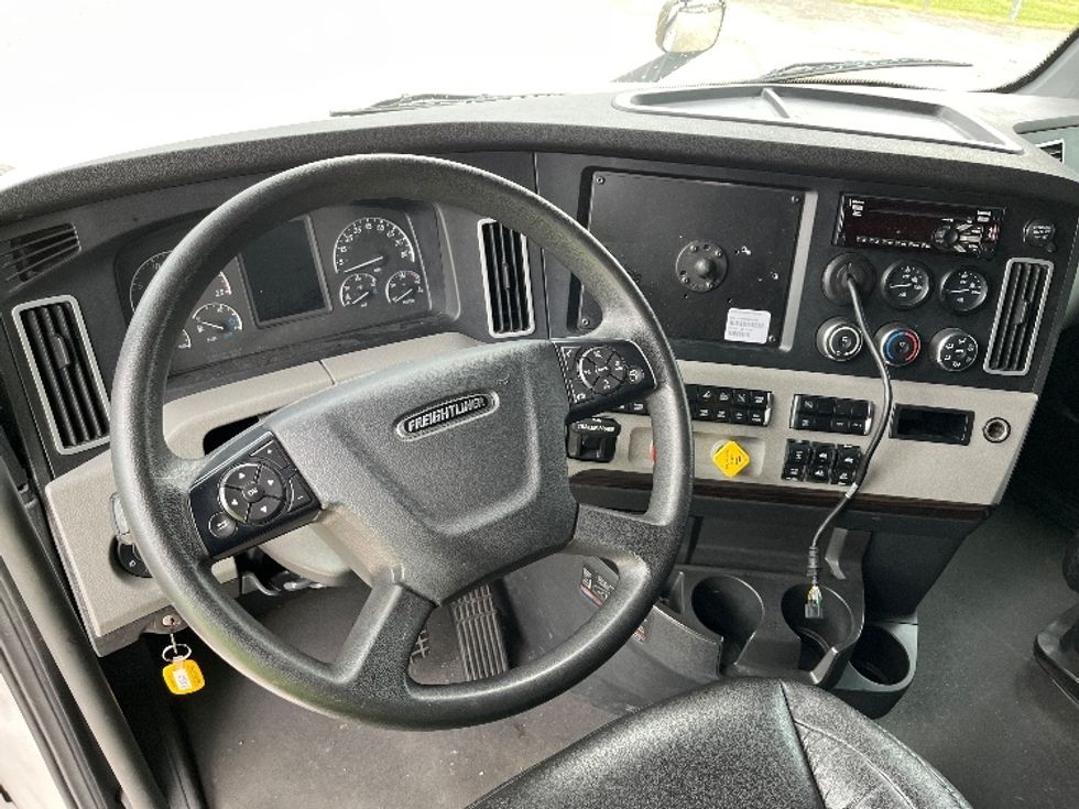 Sleeper Tractor-Heavy Duty Tractors-Freightliner-2021-T12664ST-Knoxville-TN-374,774\n\t\tmiles-$ 85,000 - Image 11
