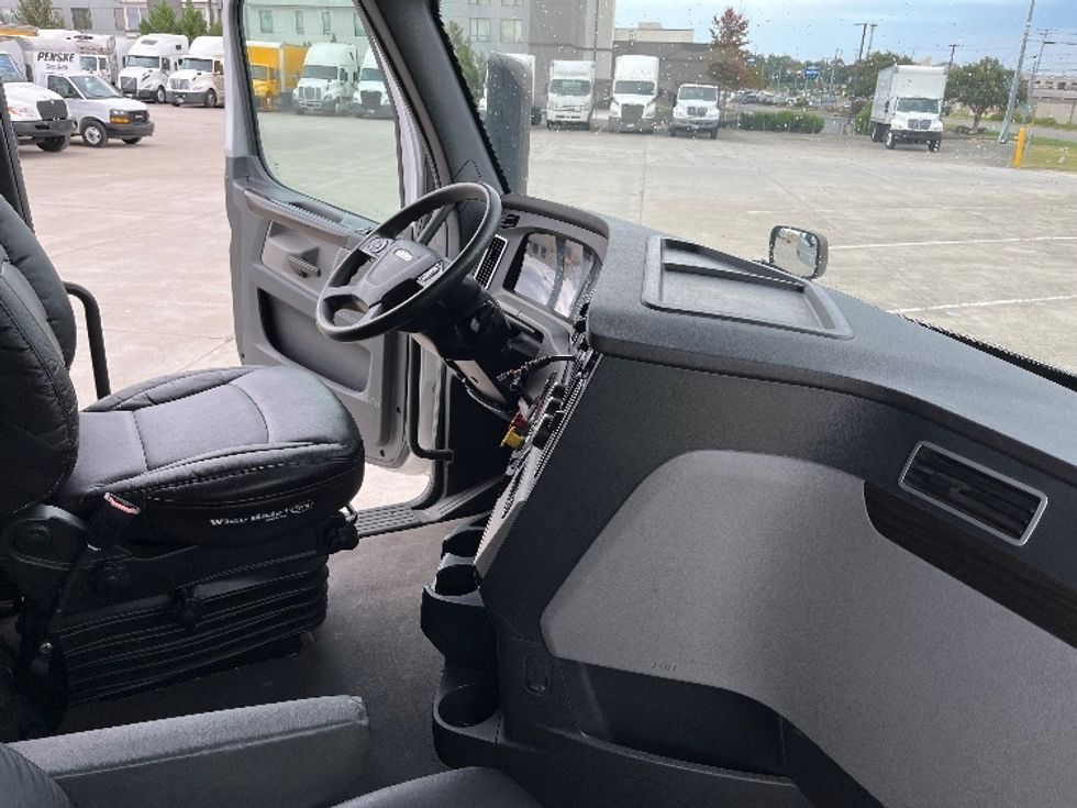 Sleeper Tractor-Heavy Duty Tractors-Freightliner-2021-T12664ST-Knoxville-TN-374,774\n\t\tmiles-$ 85,000 - Image 15