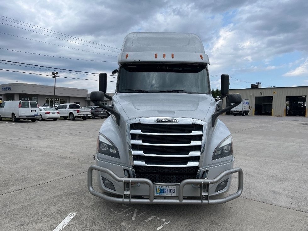 Sleeper Tractor-Heavy Duty Tractors-Freightliner-2021-T12664ST-Knoxville-TN-374,774\n\t\tmiles-$ 85,000 - Image 2