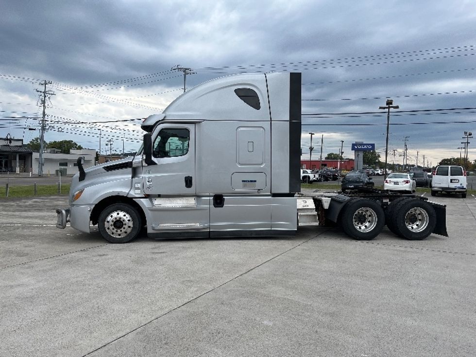 Sleeper Tractor-Heavy Duty Tractors-Freightliner-2021-T12664ST-Knoxville-TN-374,774\n\t\tmiles-$ 85,000 - Image 4