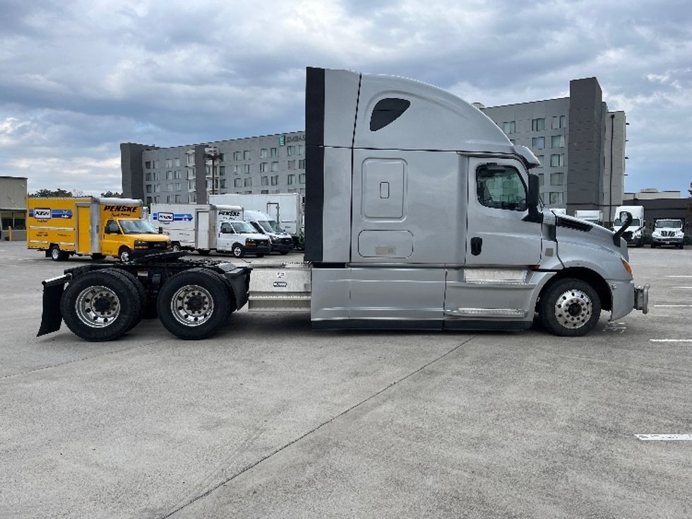 Sleeper Tractor-Heavy Duty Tractors-Freightliner-2021-T12664ST-Knoxville-TN-374,774\n\t\tmiles-$ 85,000 - Image 8