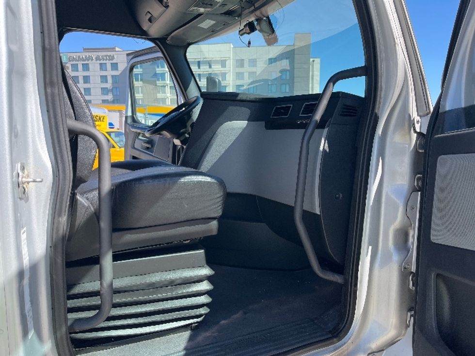 Sleeper Tractor-Heavy Duty Tractors-Freightliner-2021-T12664ST-Knoxville-TN-433,727\n\t\tmiles-$ 80,250 - Image 13