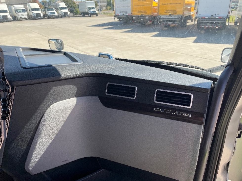 Sleeper Tractor-Heavy Duty Tractors-Freightliner-2021-T12664ST-Knoxville-TN-433,727\n\t\tmiles-$ 80,250 - Image 14