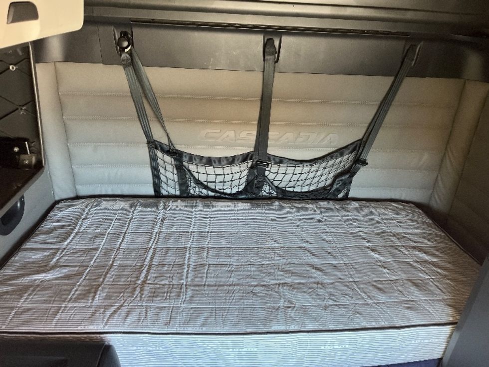 Sleeper Tractor-Heavy Duty Tractors-Freightliner-2021-T12664ST-Knoxville-TN-433,727\n\t\tmiles-$ 80,250 - Image 16