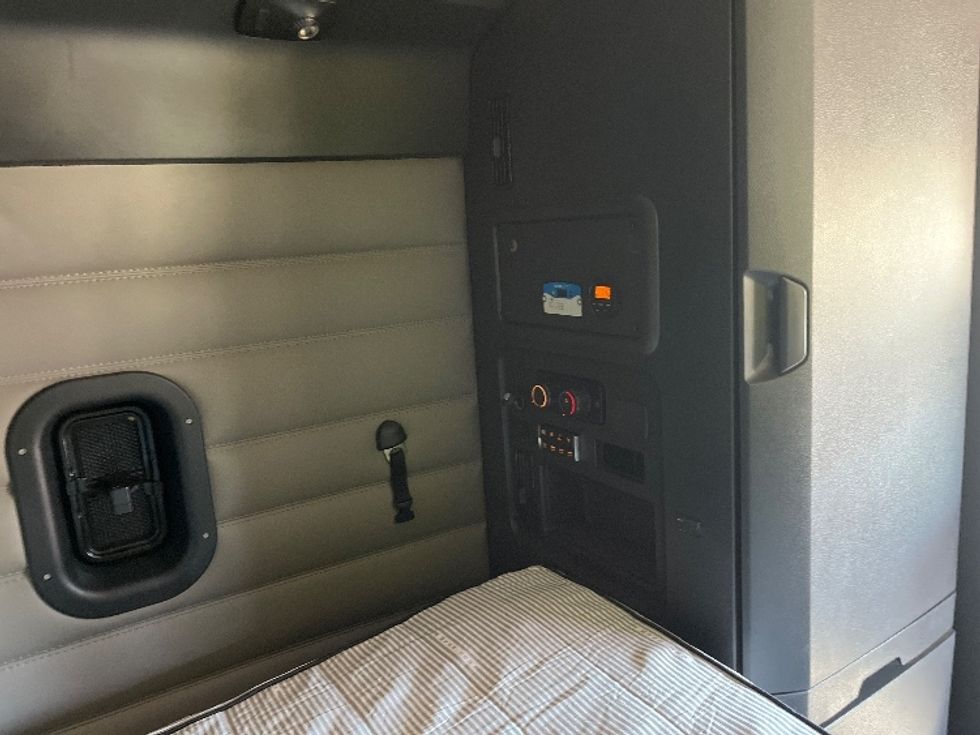 Sleeper Tractor-Heavy Duty Tractors-Freightliner-2021-T12664ST-Knoxville-TN-433,727\n\t\tmiles-$ 80,250 - Image 17