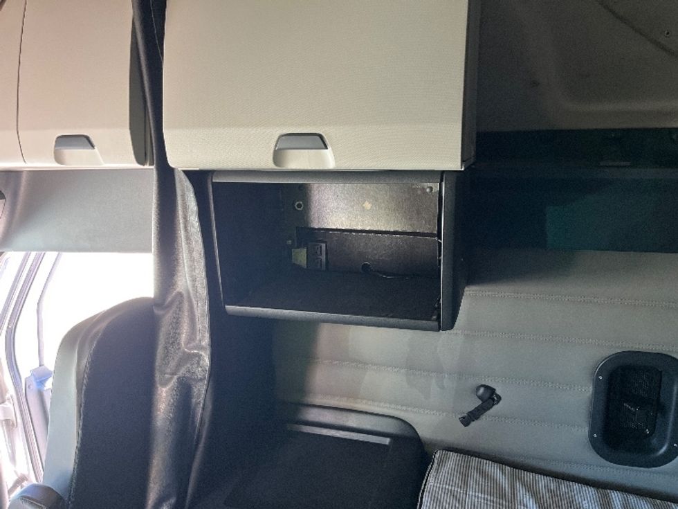 Sleeper Tractor-Heavy Duty Tractors-Freightliner-2021-T12664ST-Knoxville-TN-433,727\n\t\tmiles-$ 80,250 - Image 18