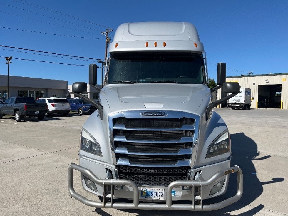 Sleeper Tractor-Heavy Duty Tractors-Freightliner-2021-T12664ST-Knoxville-TN-433,727\n\t\tmiles-$ 80,250 - Image 2