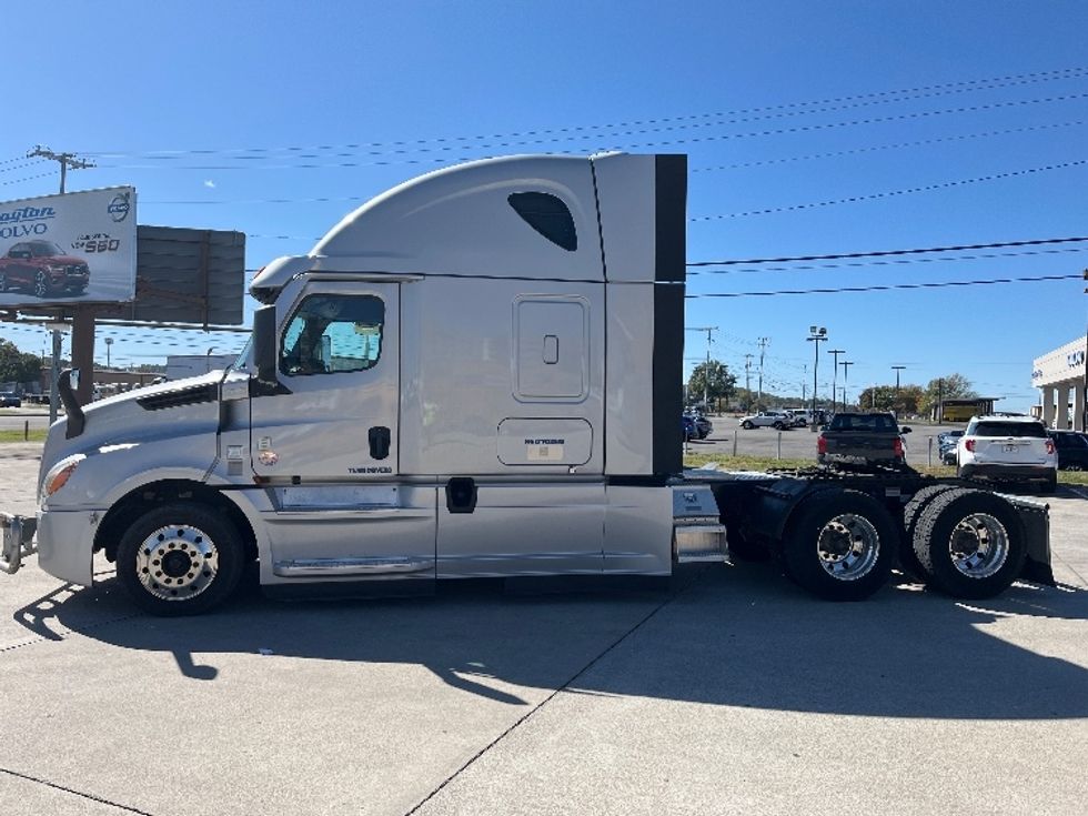 Sleeper Tractor-Heavy Duty Tractors-Freightliner-2021-T12664ST-Knoxville-TN-433,727\n\t\tmiles-$ 80,250 - Image 4