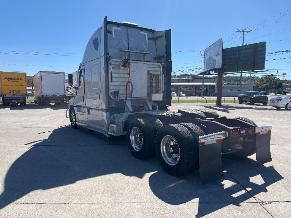 Sleeper Tractor-Heavy Duty Tractors-Freightliner-2021-T12664ST-Knoxville-TN-433,727\n\t\tmiles-$ 80,250 - Image 5