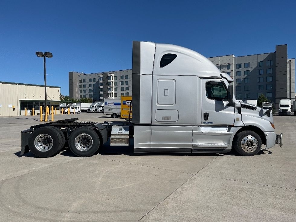 Sleeper Tractor-Heavy Duty Tractors-Freightliner-2021-T12664ST-Knoxville-TN-433,727\n\t\tmiles-$ 80,250 - Image 8