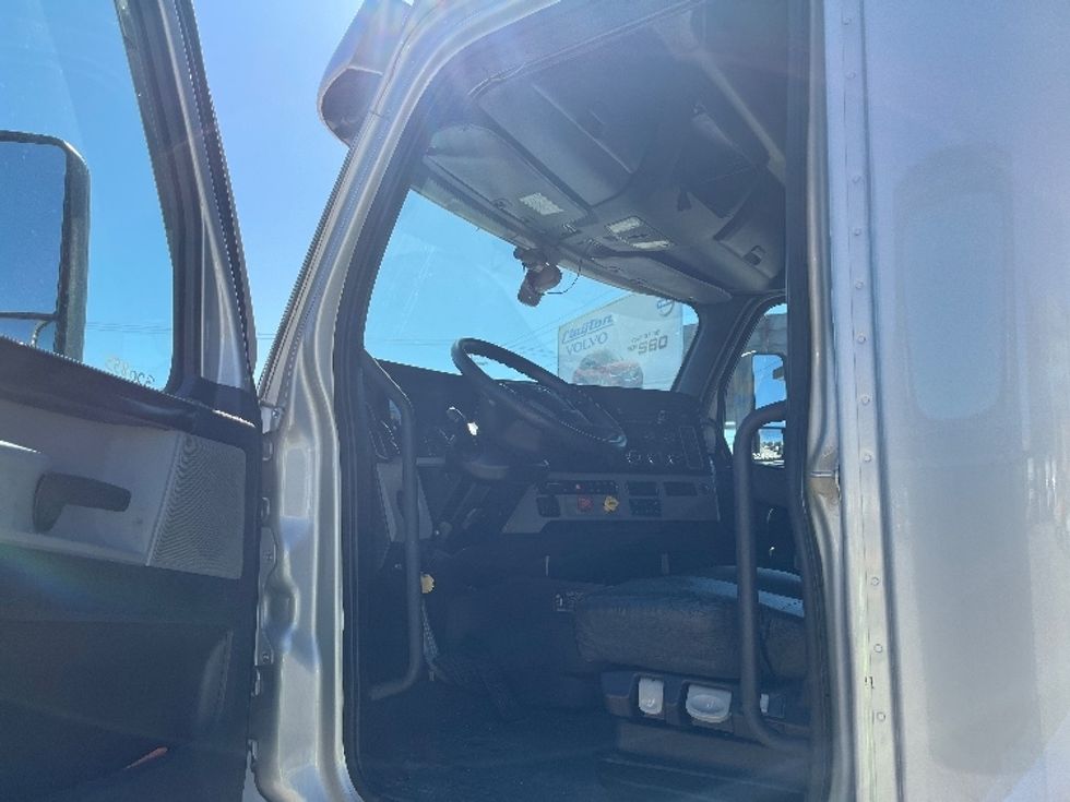 Sleeper Tractor-Heavy Duty Tractors-Freightliner-2021-T12664ST-Knoxville-TN-433,727\n\t\tmiles-$ 80,250 - Image 9