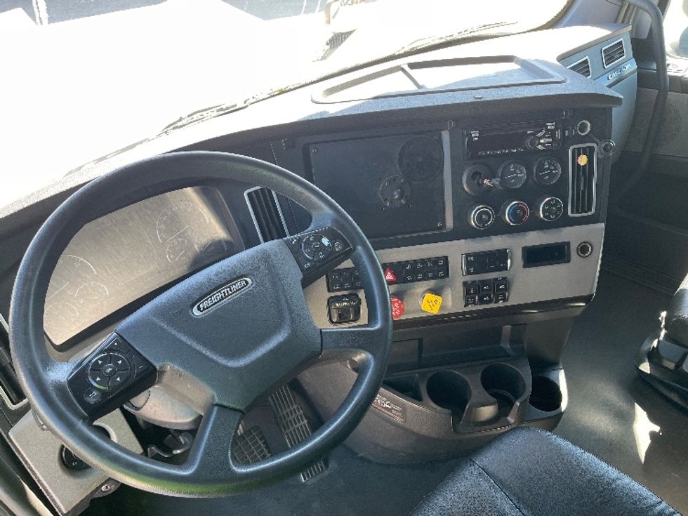 Sleeper Tractor-Heavy Duty Tractors-Freightliner-2021-T12664ST-Knoxville-TN-435,391\n\t\tmiles-$ 80,250 - Image 11