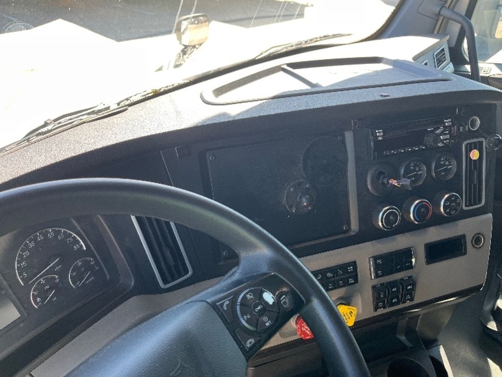 Sleeper Tractor-Heavy Duty Tractors-Freightliner-2021-T12664ST-Knoxville-TN-435,391\n\t\tmiles-$ 80,250 - Image 12