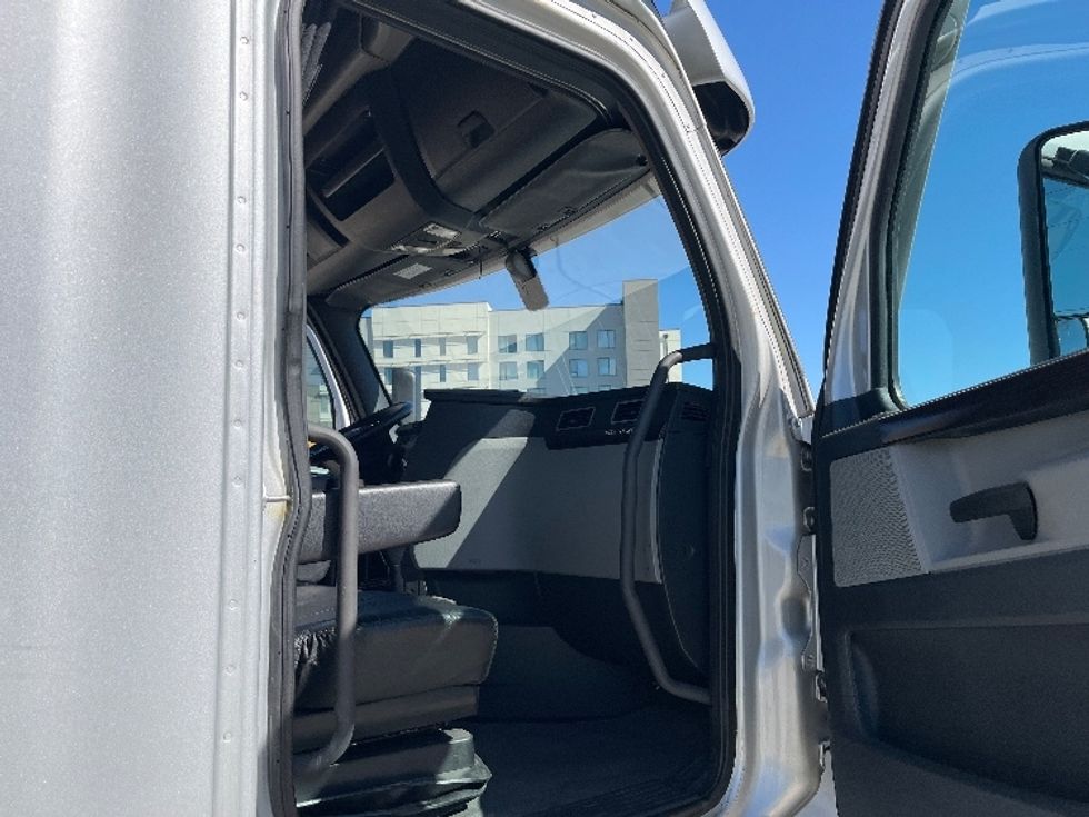 Sleeper Tractor-Heavy Duty Tractors-Freightliner-2021-T12664ST-Knoxville-TN-435,391\n\t\tmiles-$ 80,250 - Image 13