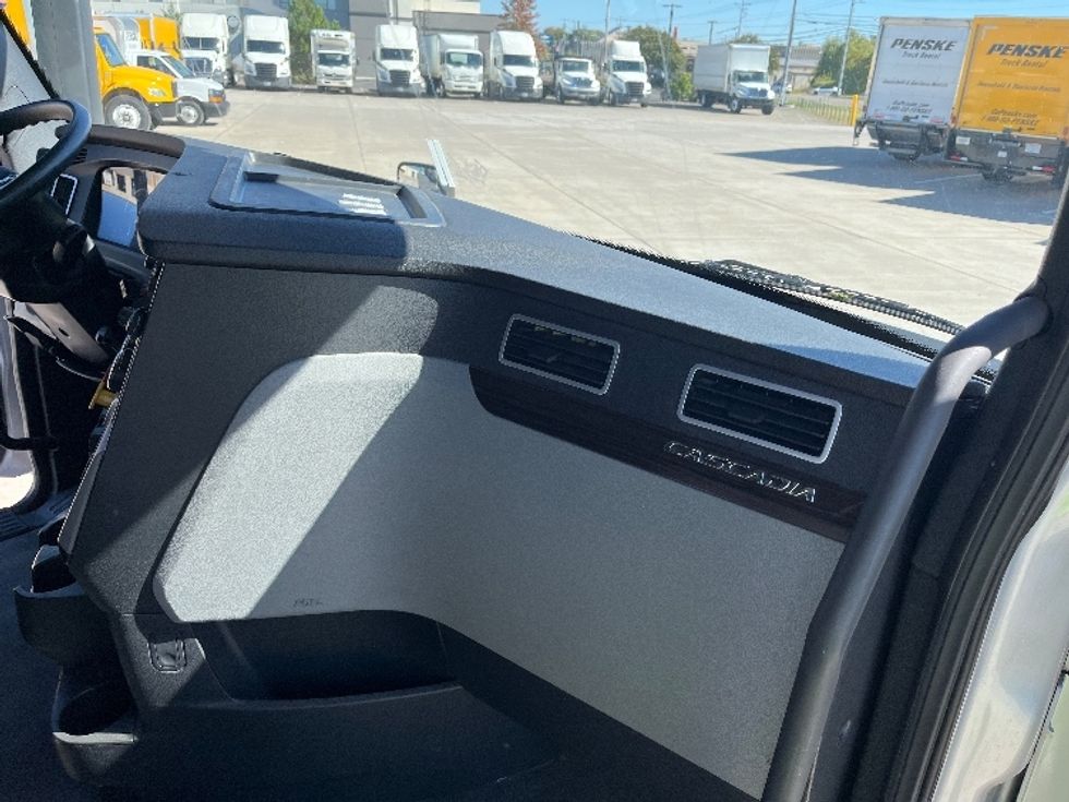 Sleeper Tractor-Heavy Duty Tractors-Freightliner-2021-T12664ST-Knoxville-TN-435,391\n\t\tmiles-$ 80,250 - Image 14