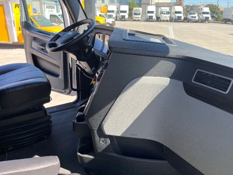 Sleeper Tractor-Heavy Duty Tractors-Freightliner-2021-T12664ST-Knoxville-TN-435,391\n\t\tmiles-$ 80,250 - Image 15