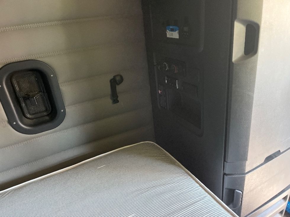 Sleeper Tractor-Heavy Duty Tractors-Freightliner-2021-T12664ST-Knoxville-TN-435,391\n\t\tmiles-$ 80,250 - Image 17